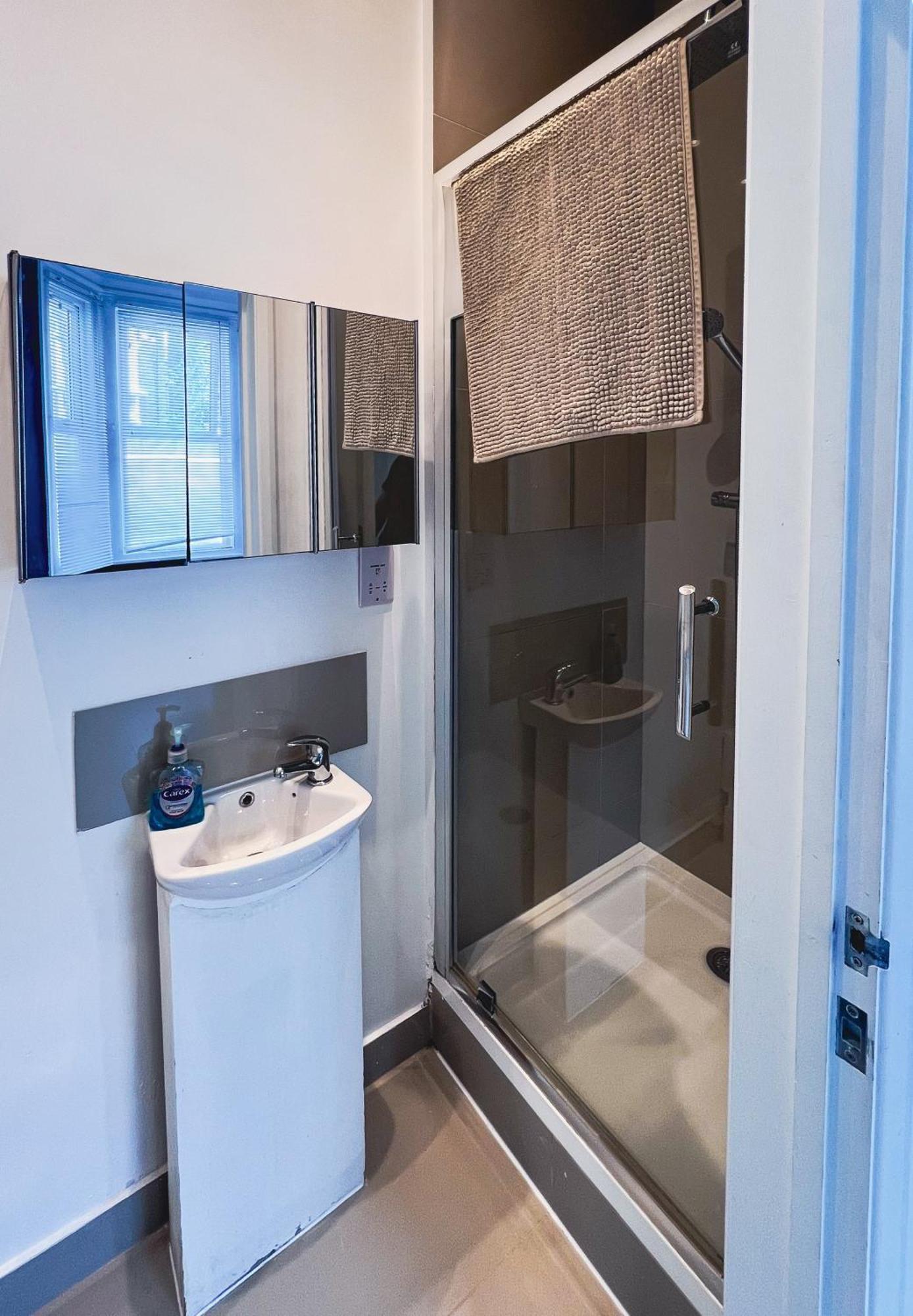 Chic, Flat, Modern 3 Bed, Sleeps 7